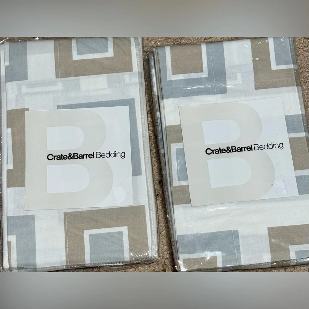 Crate & Barrel Times Square twin set 1 duvet cover,2 standard shams &1 bedskirt